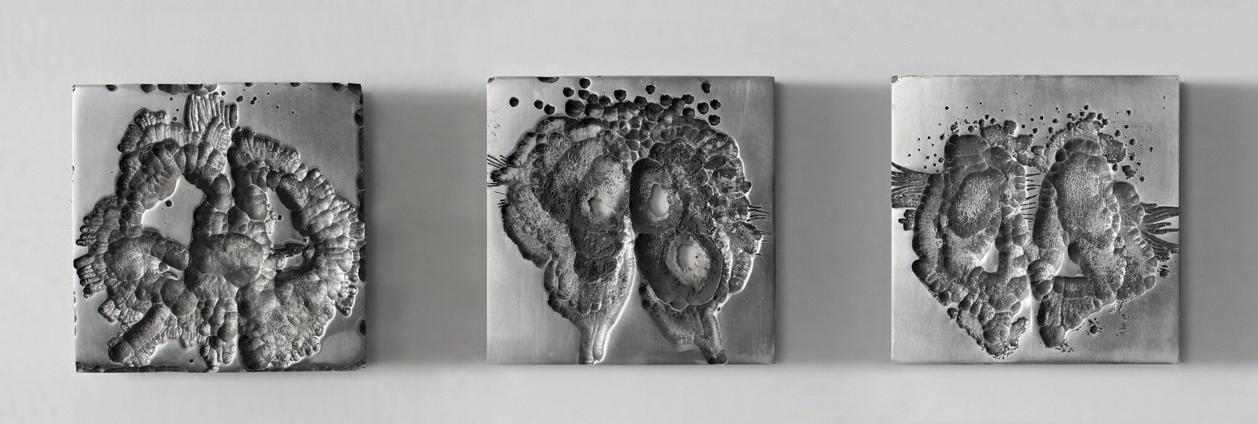 Triptyque-aluminium-anodise-grave-poli-22-x-22-x-2-cm-1982-